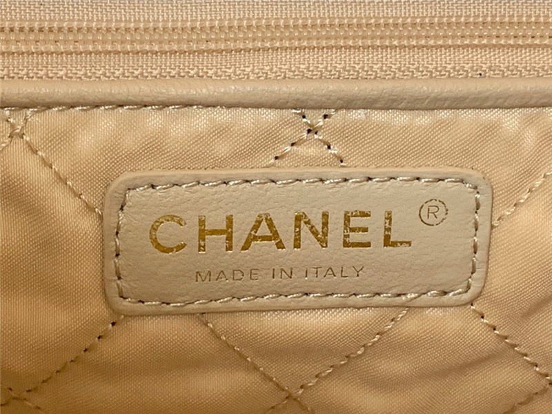 Chanel 22 LARGE HANDBAG Shiny Calfskin & Gold-Tone Metal AS3262 White High