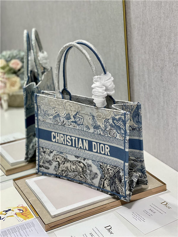 MEDIUM Dior BOOK TOTE Gradient Toile de Jouy Embroidery Blue High