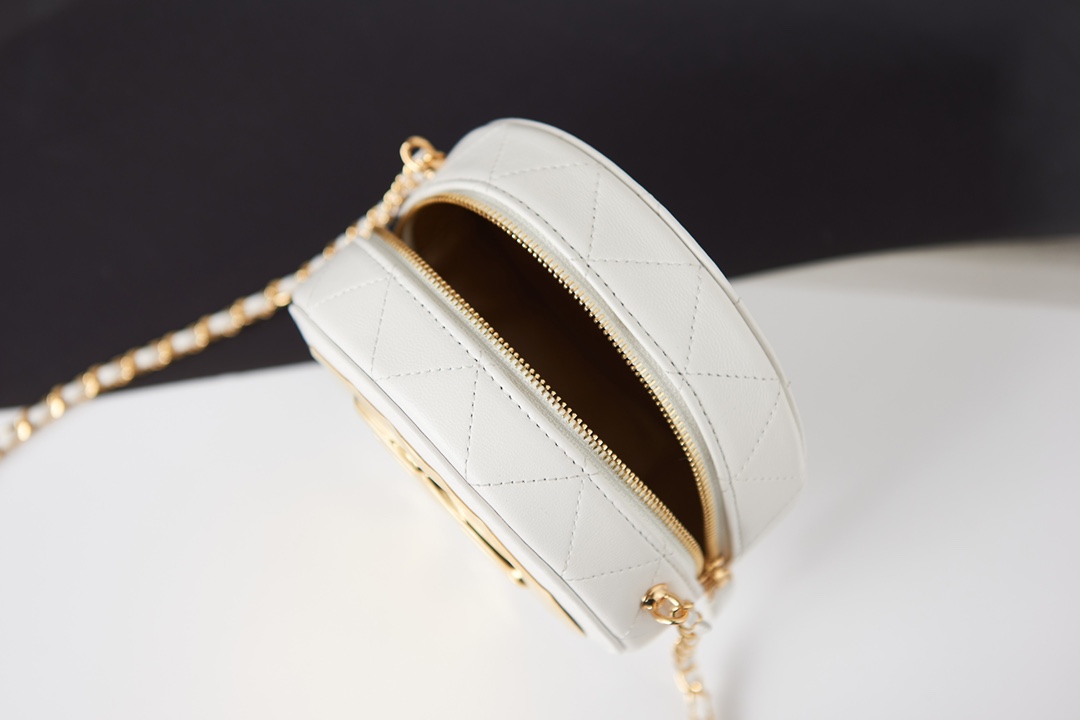 Chanel CLUTCH WITH CHAIN Lambskin & Gold-Tone Metal AP2388 White High