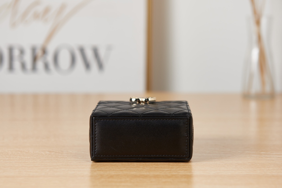 SMALL BOX WITH CHAIN Lambskin & Gold-Tone Metal Black AP2656 High