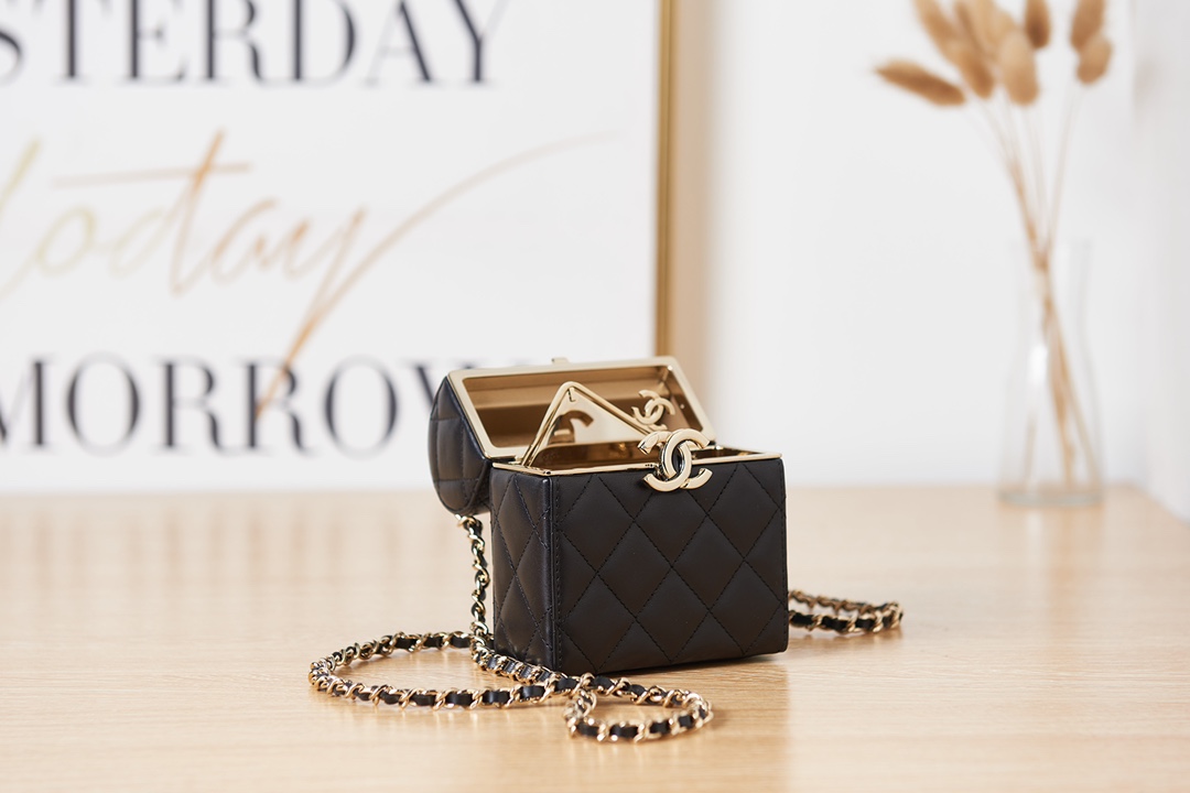 SMALL BOX WITH CHAIN Lambskin & Gold-Tone Metal Black AP2656 High