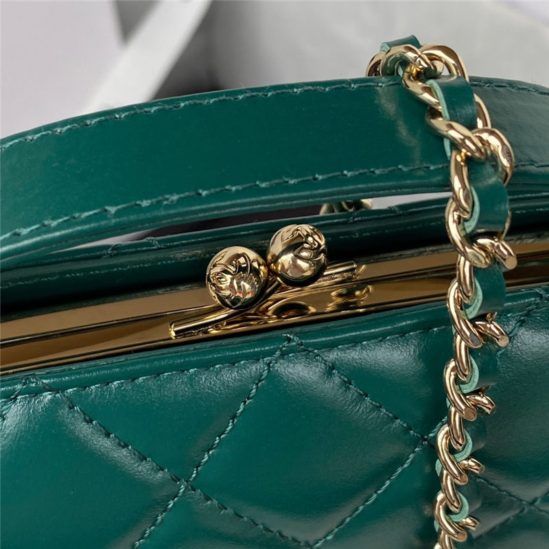 Chanel FLAP PHONE HOLDER WITH CHAIN Shiny Calfskin & Gold-Tone Metal AP2875 Green A