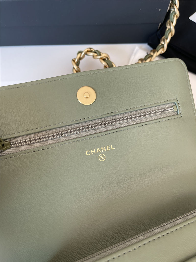 Chanel 19 WALLET ON CHAIN Shiny Lambskin, Gold/Silver-Tone & Ruthenium-Finish Metal Green A