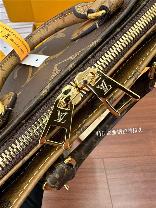 Louis Vuitton ONTHEGO East West Giant Monogram and Monogram Reverse M46653 Top