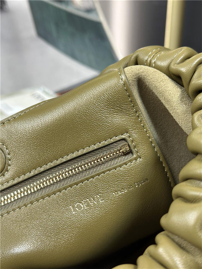 Squeeze bag MEDIUM in nappa lambskin Olive High