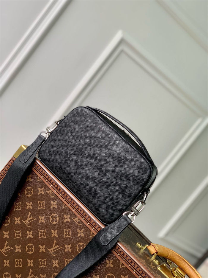 Louis Vuitton Avenue Messenger Taiga cowhide leather M11657 High