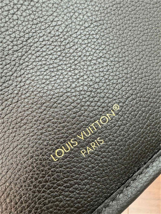 Louis Vuitton Neverfull Bandoulière Inside Out BB M12099 Top