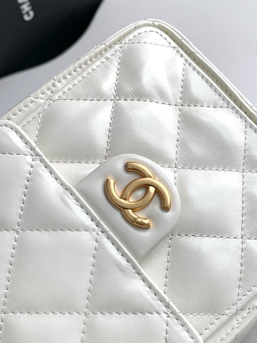 Chanel Hobo handbag AS5293 Shiny calfskin & gold-tone metal White High