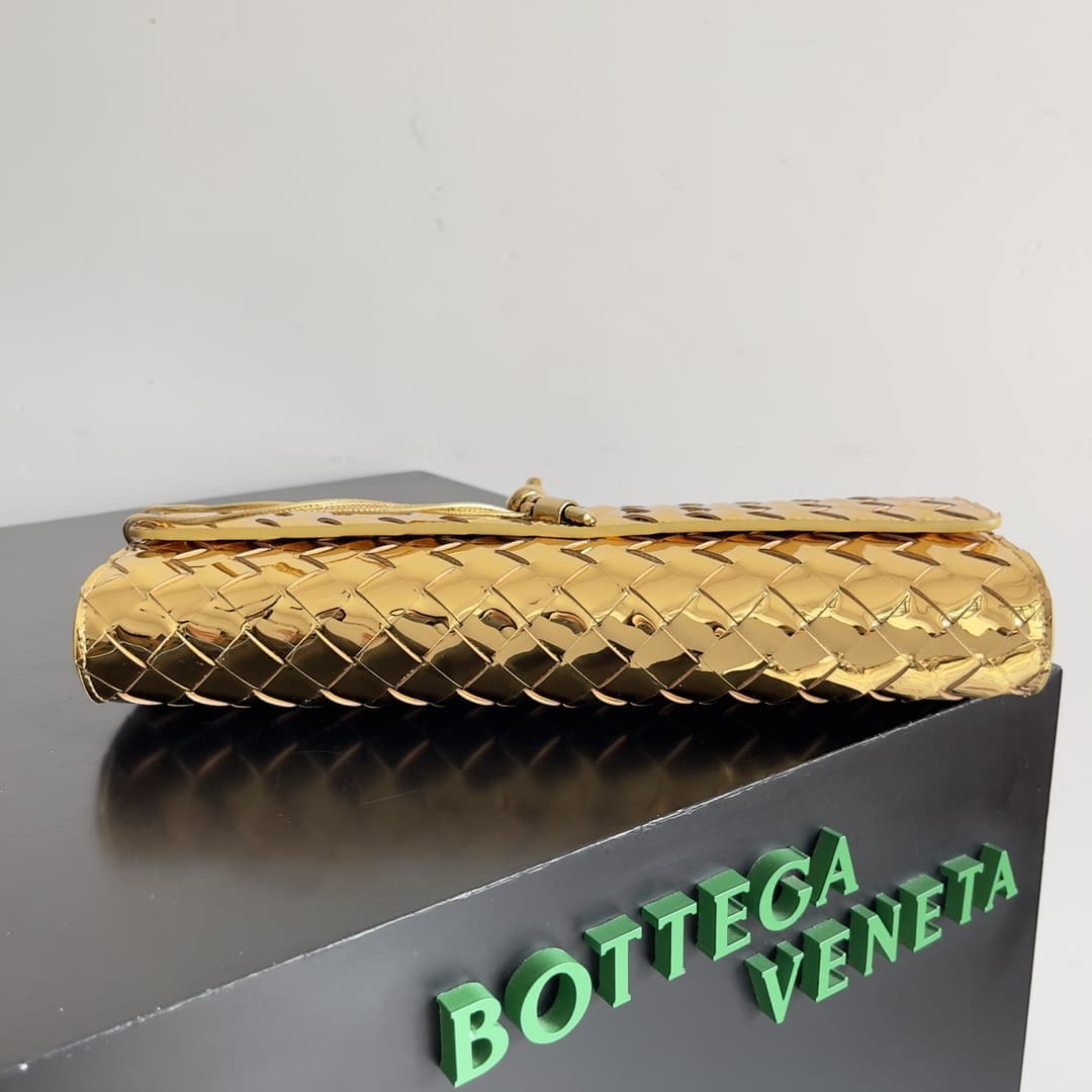 BV Andiamo Clutch With Handle Lambskin TOP