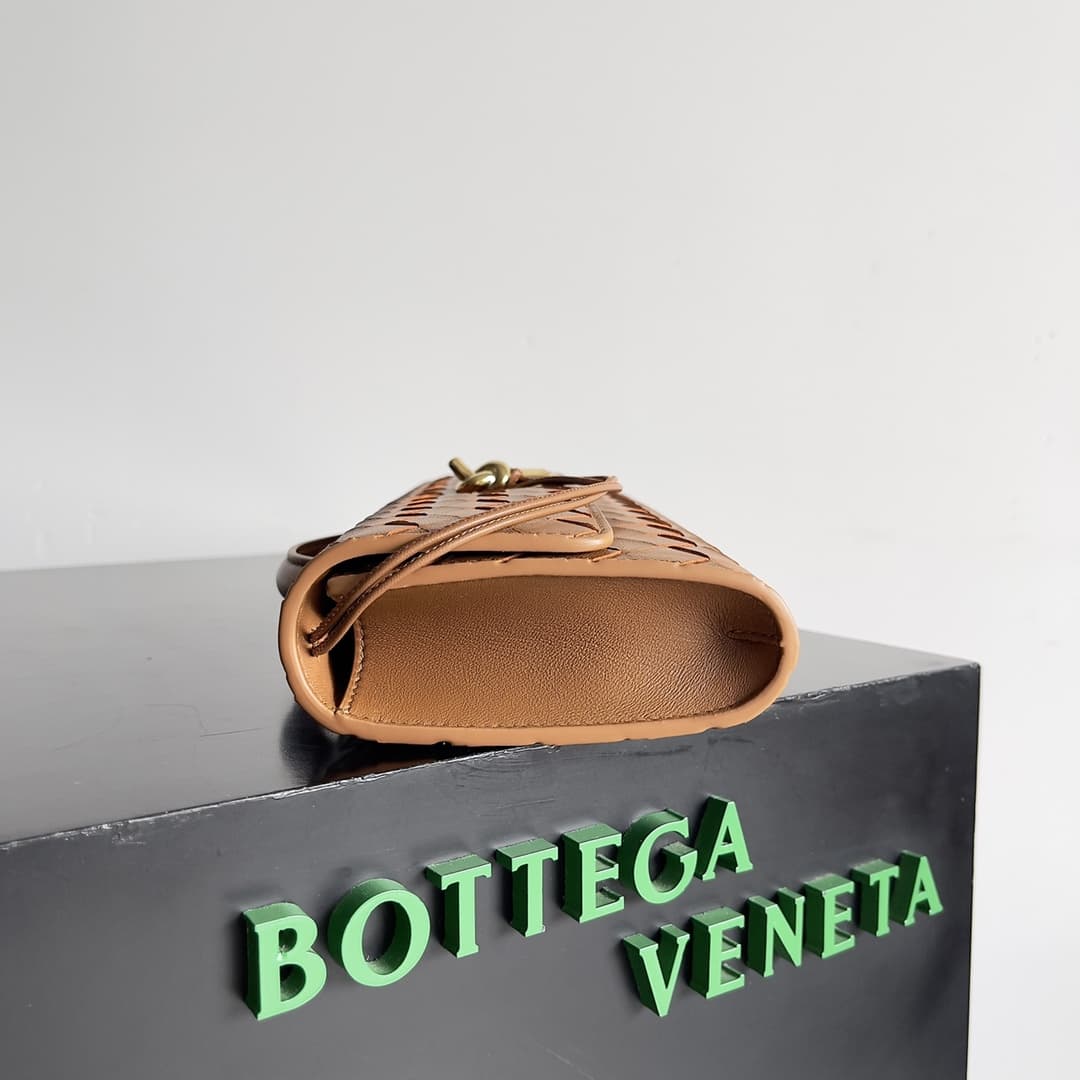 BV Andiamo Clutch With Handle Lambskin TOP