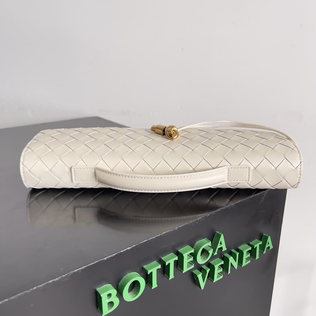 BV Andiamo Clutch With Handle Lambskin TOP