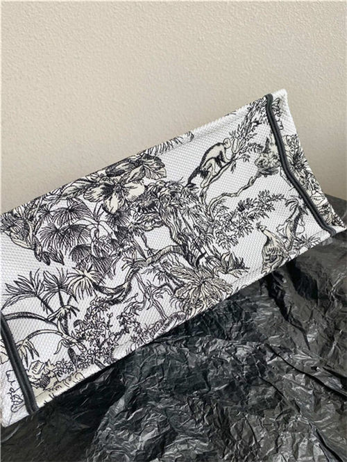 MEDIUM Dior BOOK TOTE Toile de Jouy Voyage Embroidery Black/White High