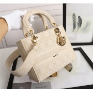 MEDIUM LADY D-LITE BAG Cannage Embroidery Beige High