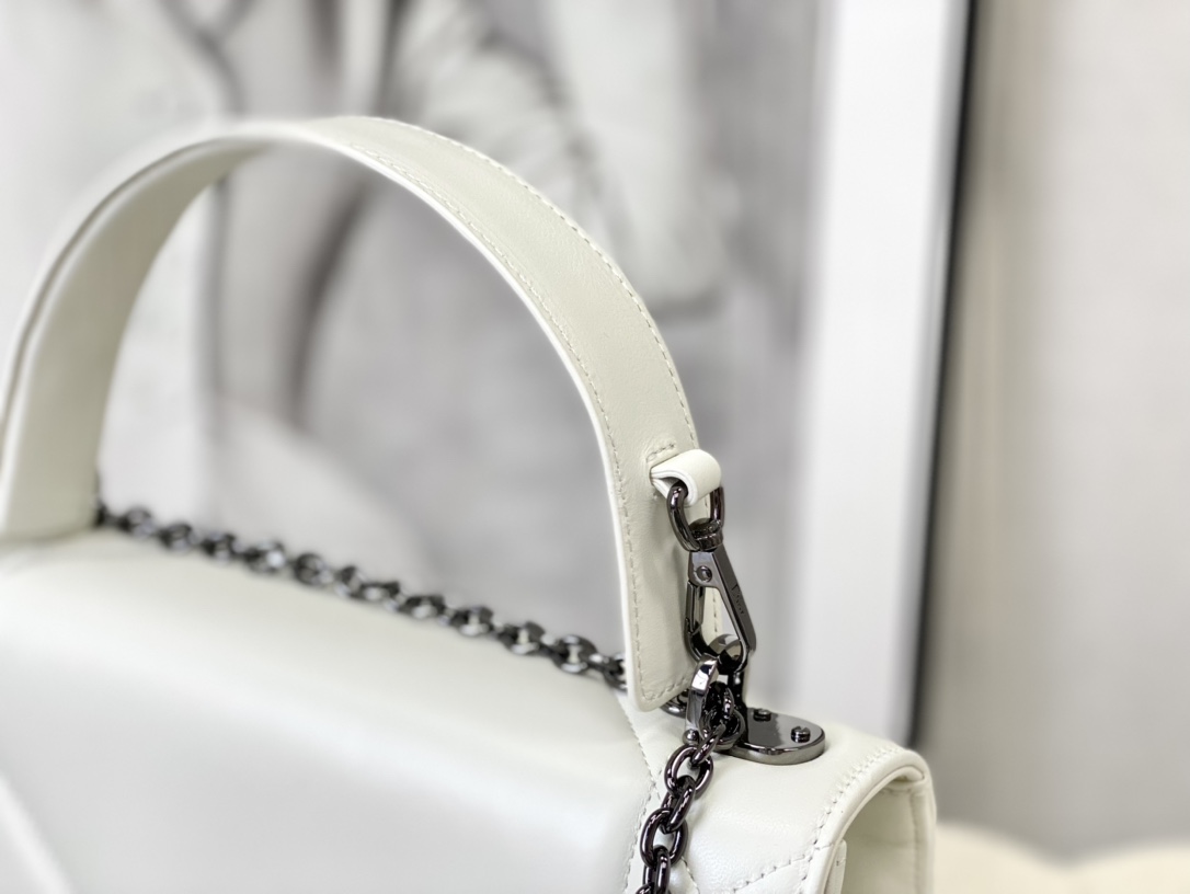 30 MONTAIGNE CHAIN BAG WITH HANDLE Maxicannage Lambskin White High