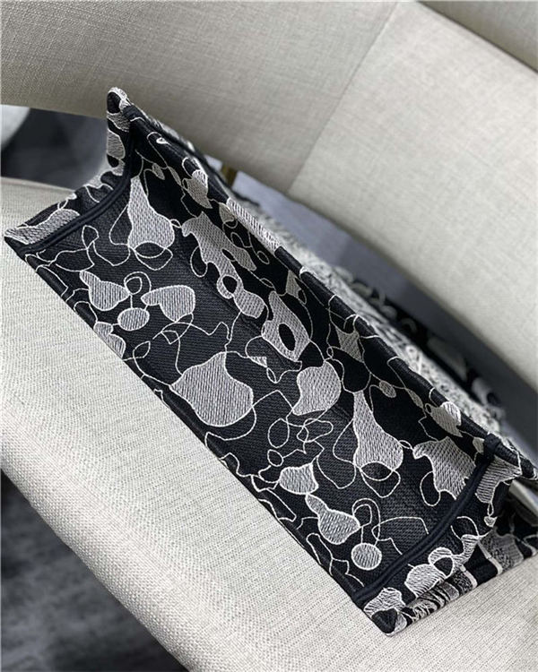 MEDIUM Dior BOOK TOTE Dior Around the World Embroidery Black and White High