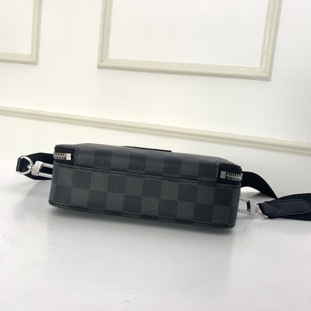 Louis Vuitton ALPHA WEARABLE WALLET Black High