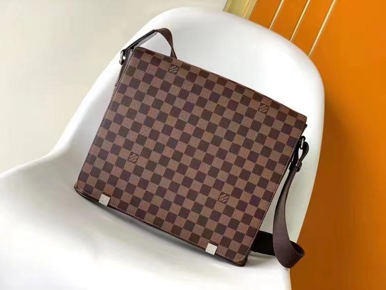 Louis Vuitton DISTRICT MM Damier Ebene High