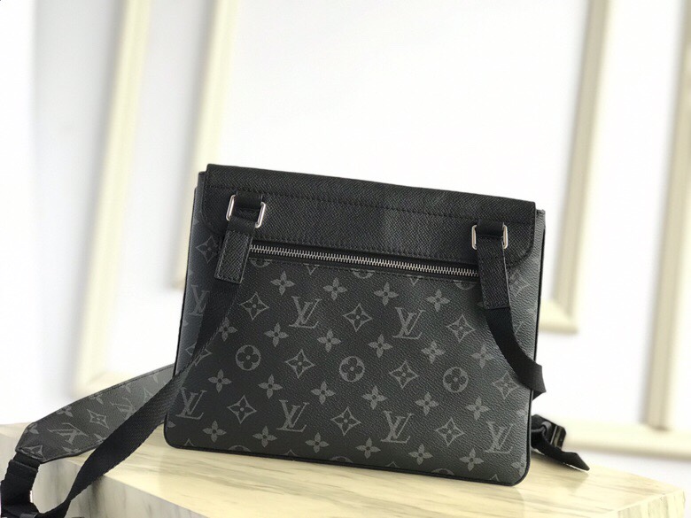 Louis Vuitton OUTDOOR FLAP MESSENGER Taiga Black High