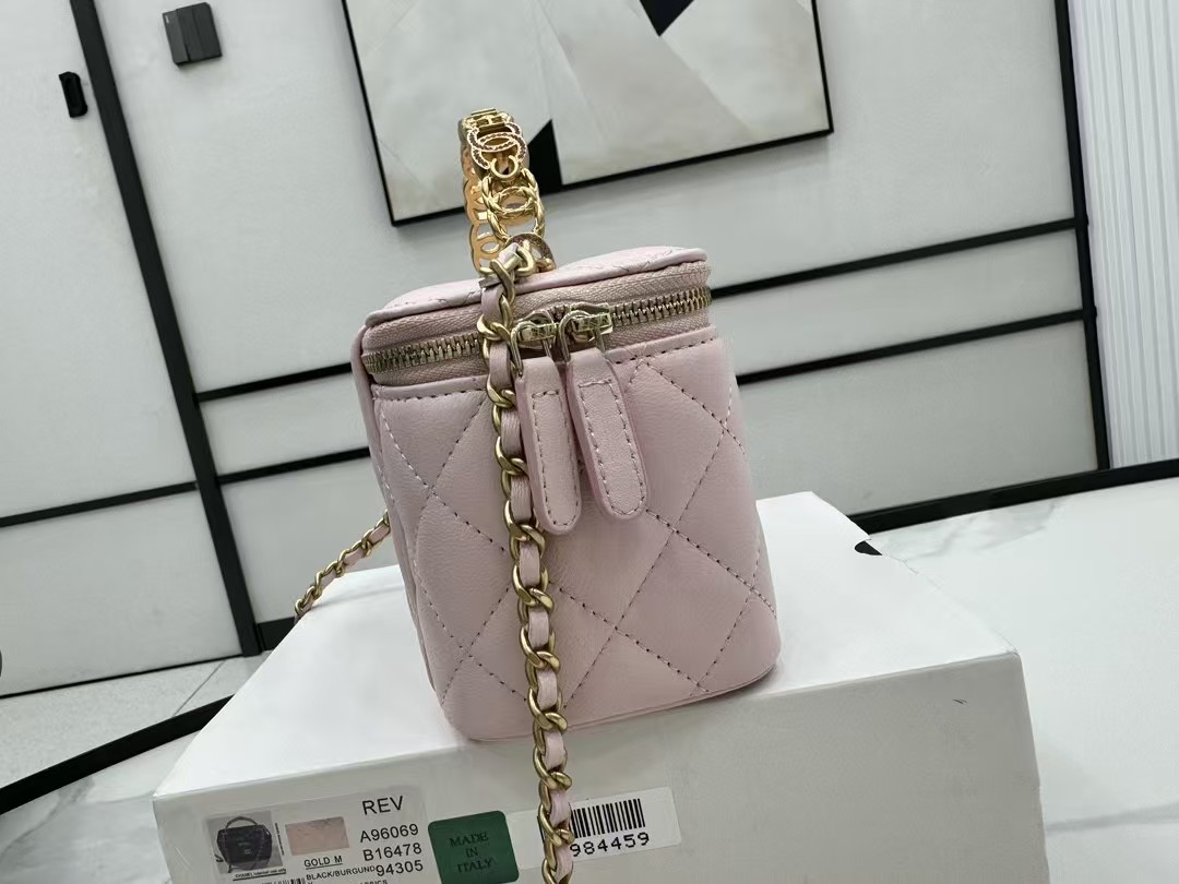 Chanel VANITY WITH CHAIN A96069 Lambskin Gold-Tone Metal Pink High