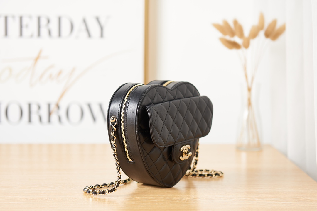 Chanel HEART BAG Lambskin & Gold-Tone Metal AS3191 A