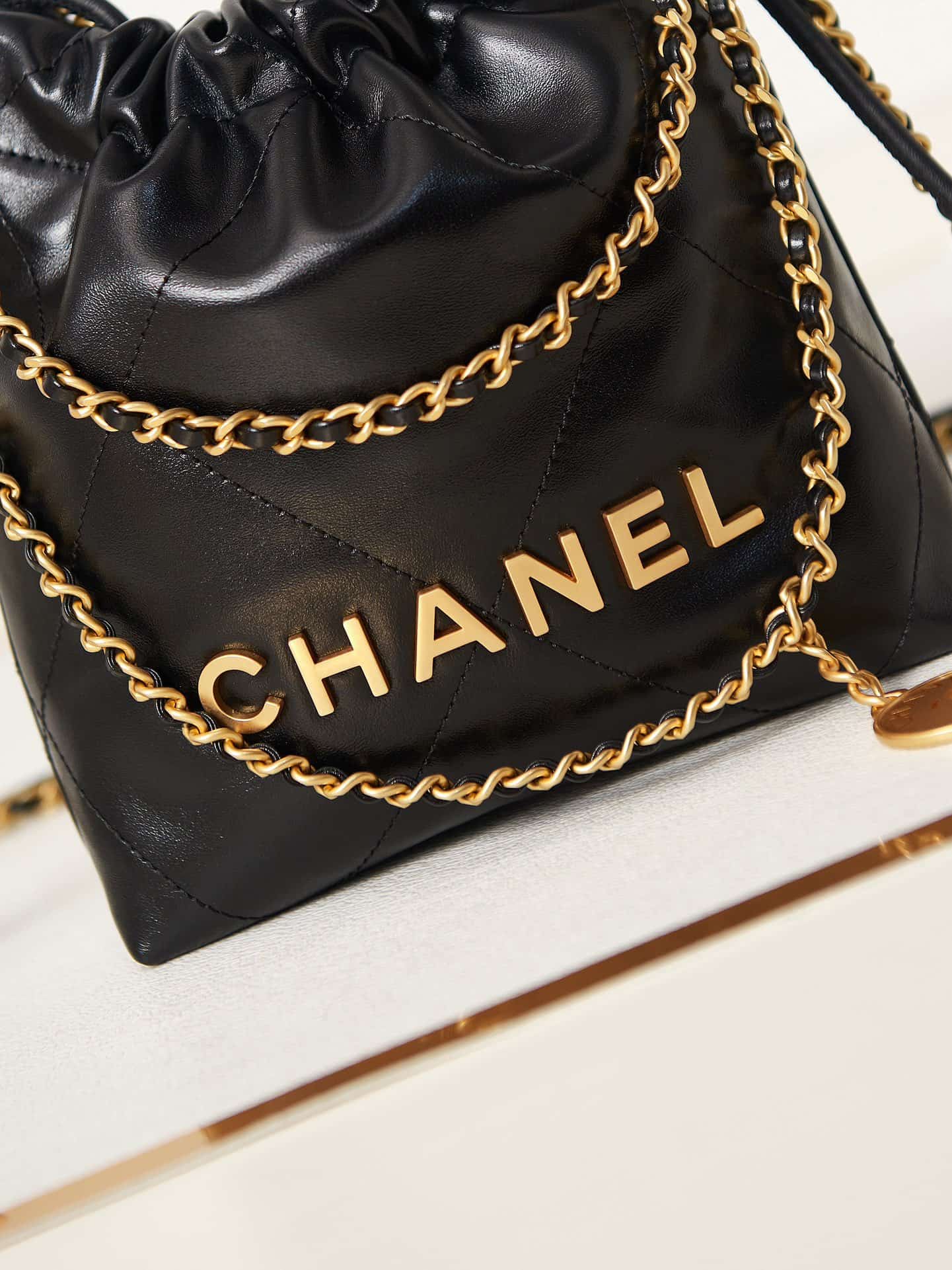 Chanel 22 MINI HANDBAG Shiny Calfskin Black & Gold-Tone Metal AS3980 High