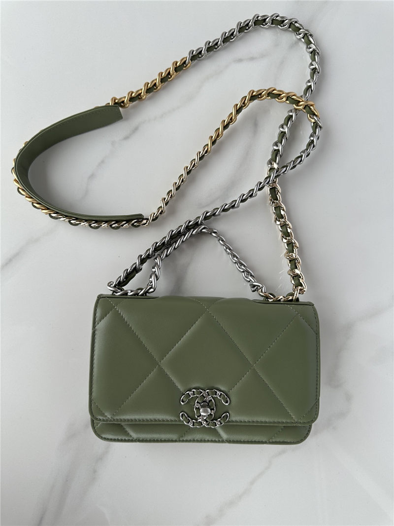 Chanel 19 WALLET ON CHAIN-A Shiny Lambskin, Gold/Silver-Tone & Ruthenium-Finish Metal Green A