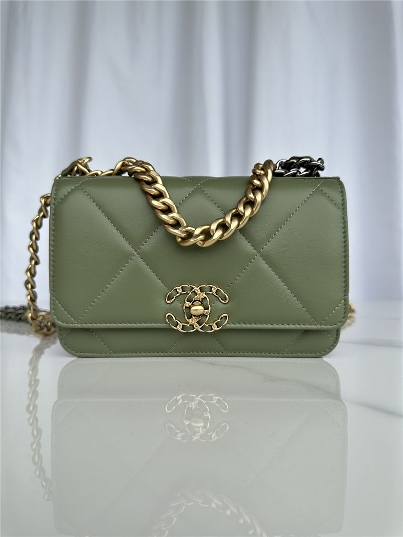 Chanel 19 WALLET ON CHAIN-A Shiny Lambskin, Gold/Silver-Tone & Ruthenium-Finish Metal Green A