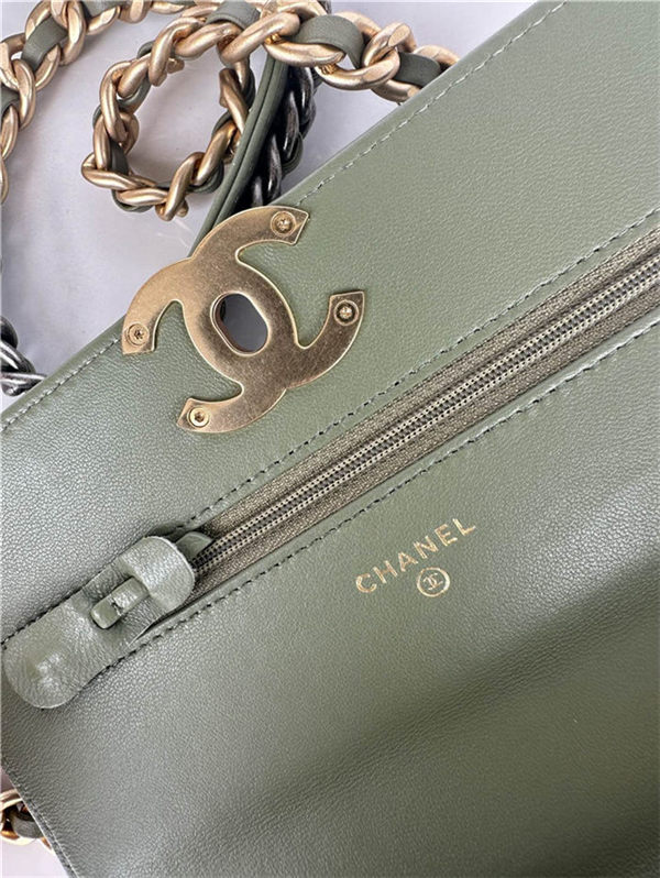 Chanel 19 WALLET ON CHAIN-A Shiny Lambskin, Gold/Silver-Tone & Ruthenium-Finish Metal Green A