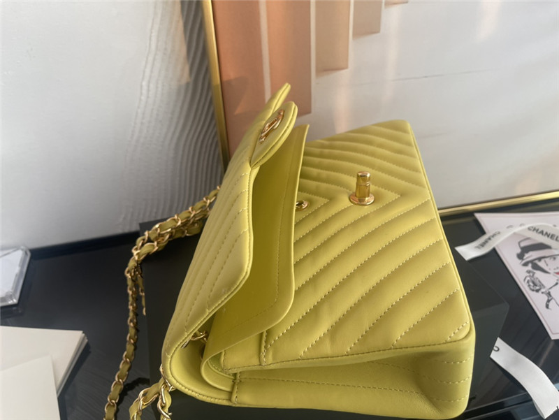 Medium CLASSIC HANDBAG Chevrons Pattern Lambskin Yellow Gold Metal A