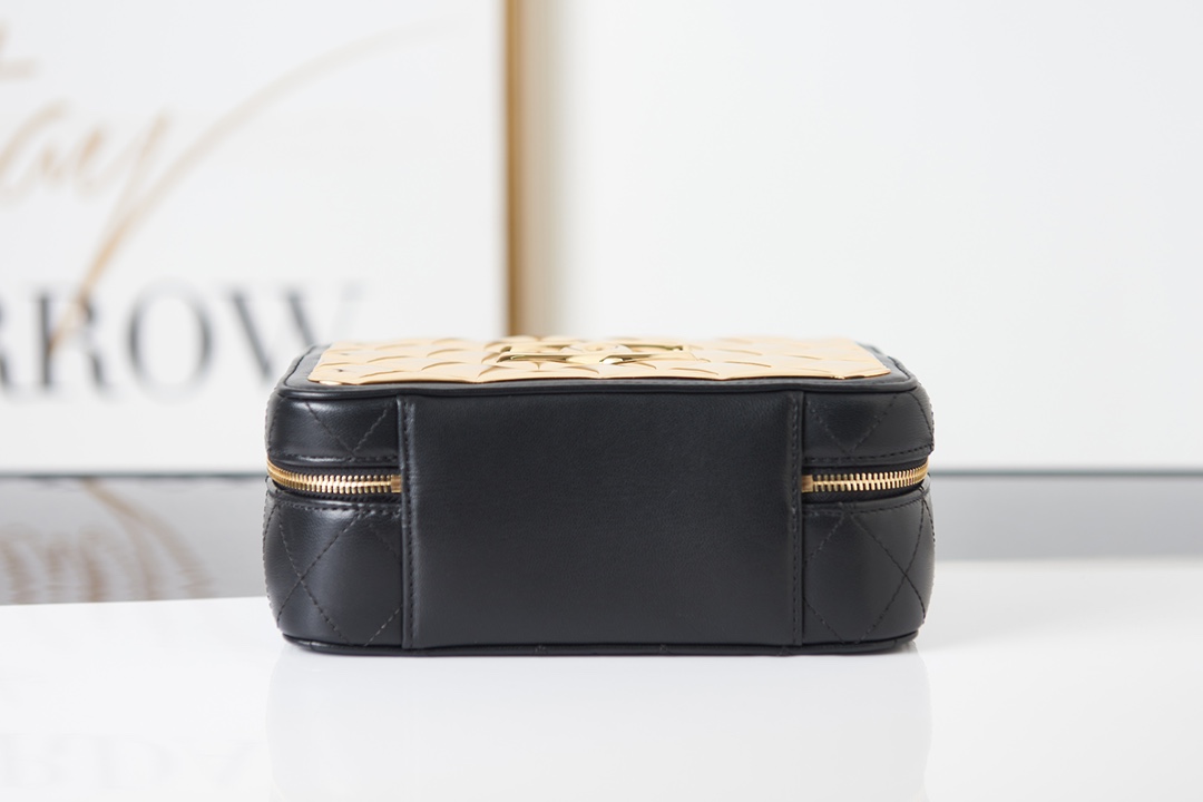 Chanel VANITY CASE Lambskin & Gold Metal AS2900 Black High