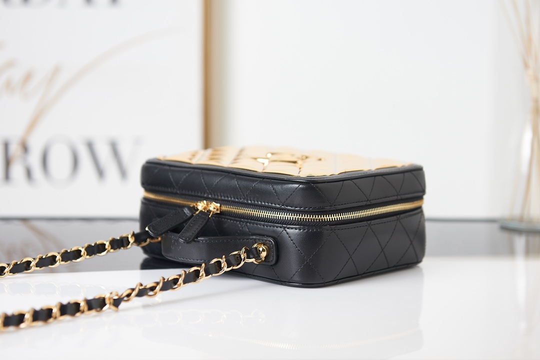 Chanel VANITY CASE Lambskin & Gold Metal AS2900 Black High