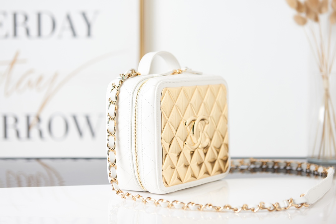 Chanel VANITY CASE Lambskin & Gold Metal AS2900 White High