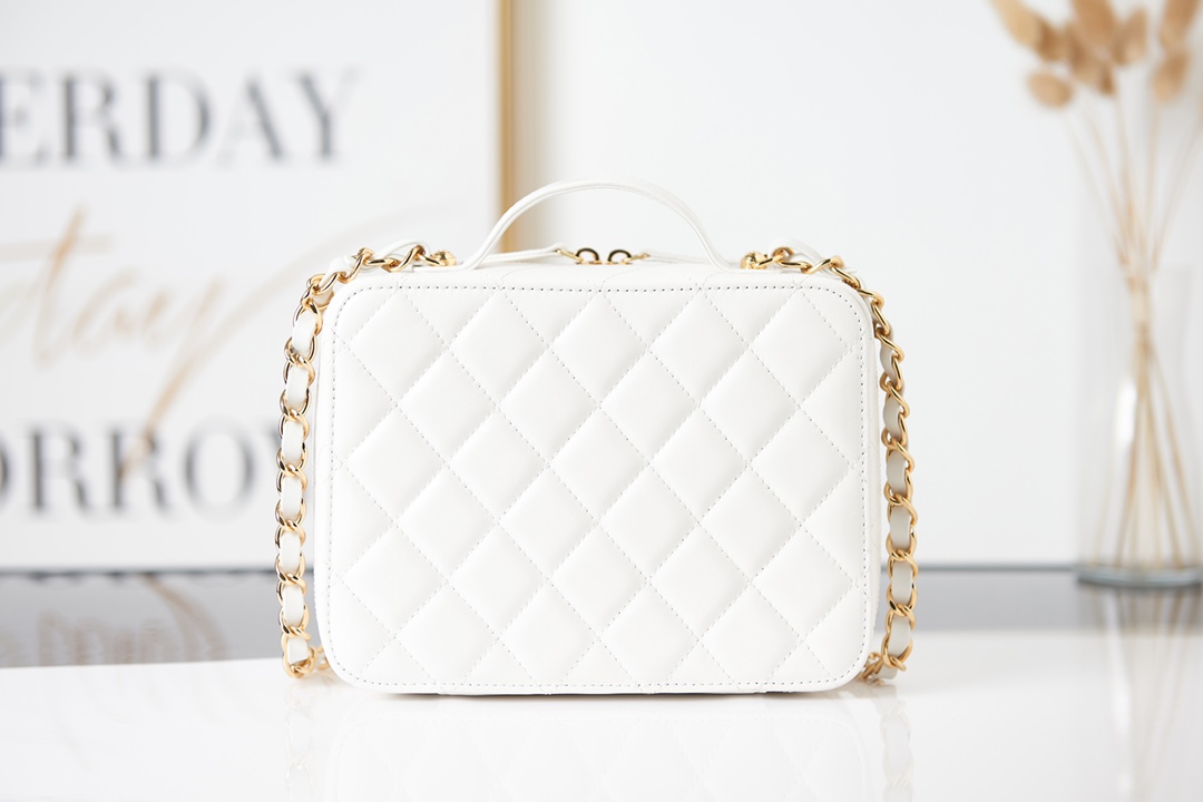 Chanel VANITY CASE Lambskin & Gold Metal AS2900 White High