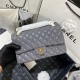 Medium CLASSIC HANDBAG Lambskin Grey Gold Metal B