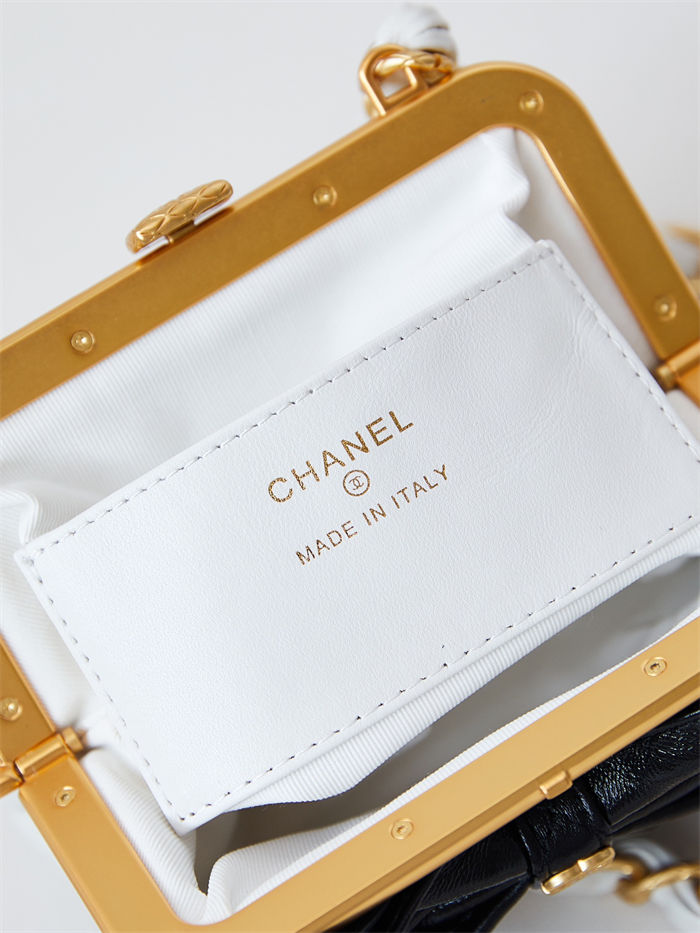 Chanel CLUTCH WITH CHAIN AP4028 Lambskin & Gold-Tone Metal White A