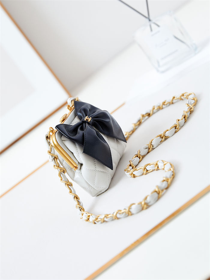 Chanel CLUTCH WITH CHAIN AP4028 Lambskin & Gold-Tone Metal White A