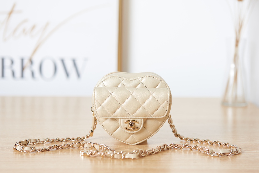 Chanel Mini HEART BAG Lambskin & Gold-Tone Metal AS2787 A