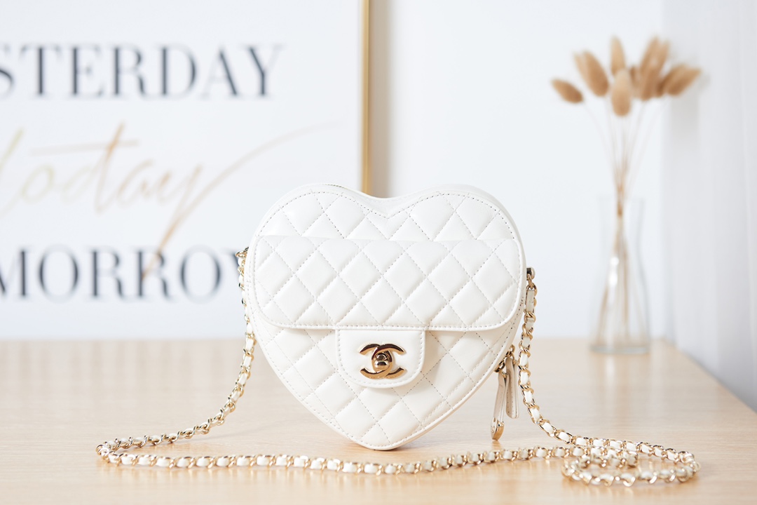 Chanel HEART BAG Lambskin & Gold-Tone Metal AS3191 A