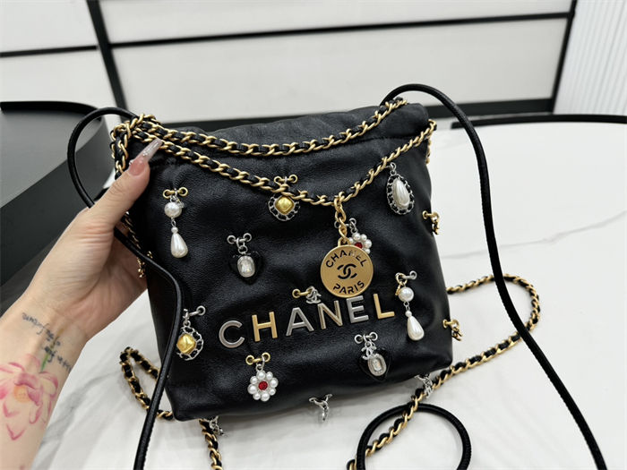 Chanel 22 MINI HANDBAG Shiny Lambskin Black, Bijoux Charms & Gold-Tone Metal AS3980 High