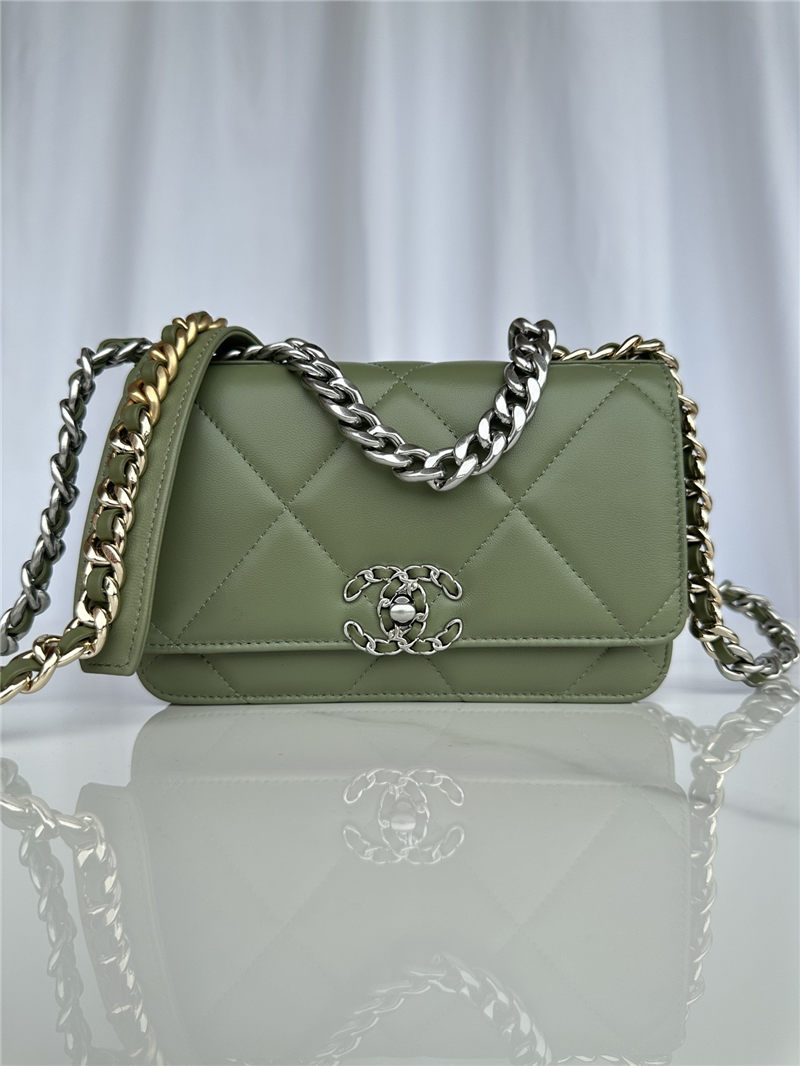 Chanel 19 WALLET ON CHAIN-A Shiny Lambskin, Gold/Silver-Tone & Ruthenium-Finish Metal Green A