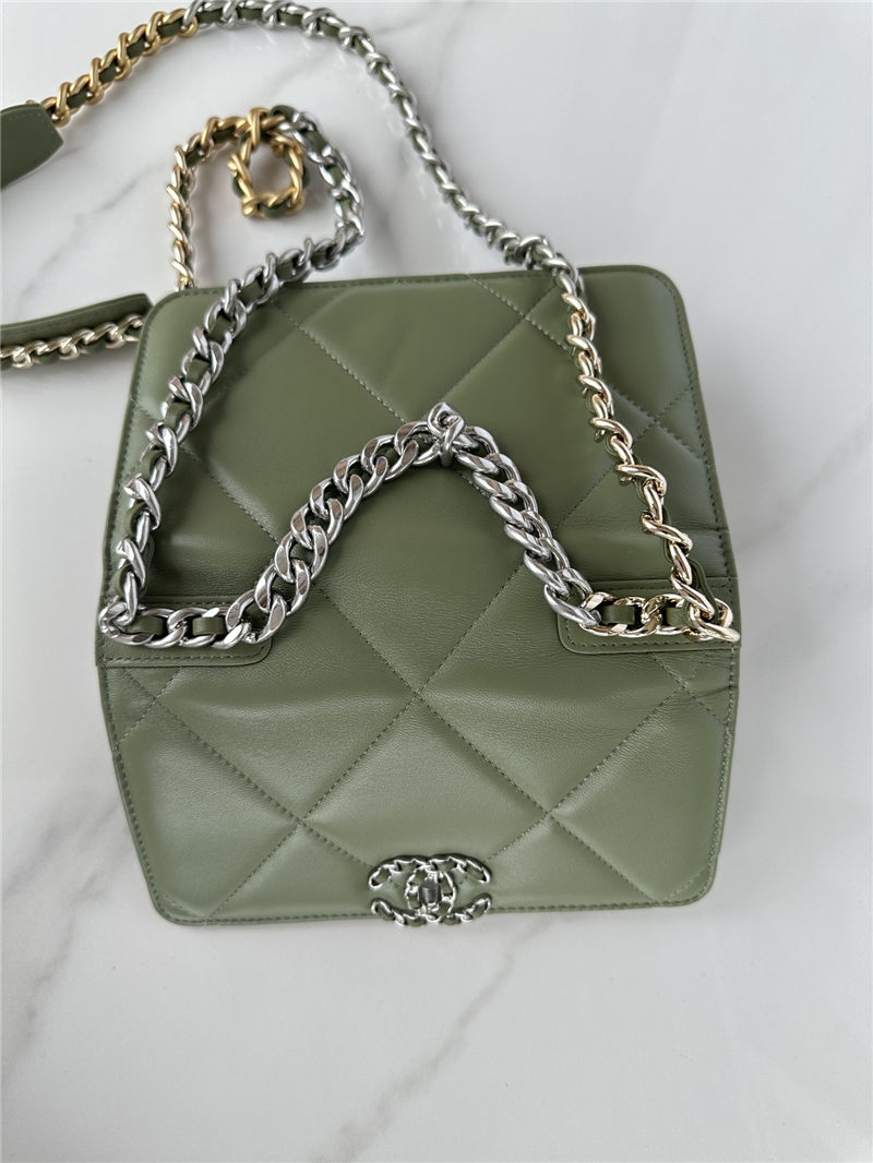 Chanel 19 WALLET ON CHAIN-A Shiny Lambskin, Gold/Silver-Tone & Ruthenium-Finish Metal Green A