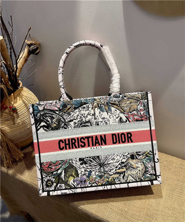 MEDIUM Dior BOOK TOTE Embroidery High