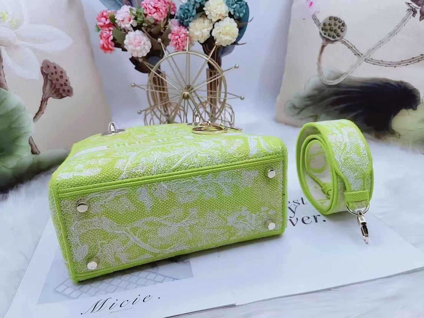 MEDIUM LADY D-LITE BAG Toile de Jouy Reverse Embroidery Lime High