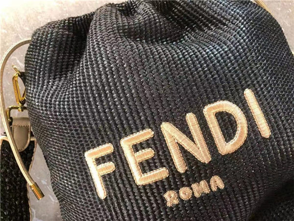 Fendi PACK MEDIUM POUCH Raffia Black Mid