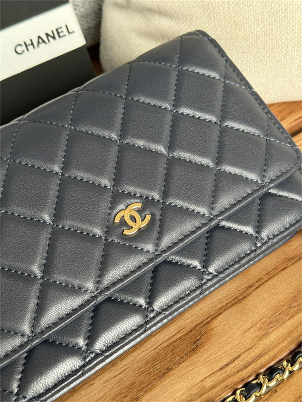 Classic Wallet on Chain AP0250 Lambskin Navy Gold Metal B