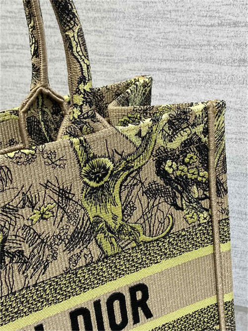 MEDIUM Dior BOOK TOTE Toile de Jouy Embroidery Sauvage Raffia High