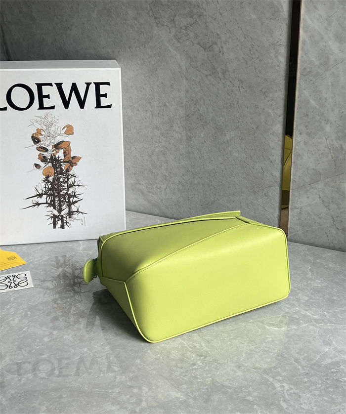 Small Puzzle bag in classic calfskin Meadow Green High