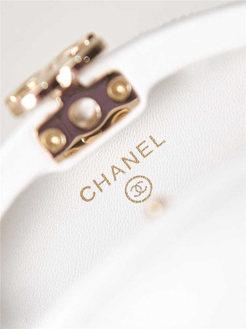 Chanel CLUTCH WITH CHAIN Lambskin & Gold-Tone Metal AP3252 White High