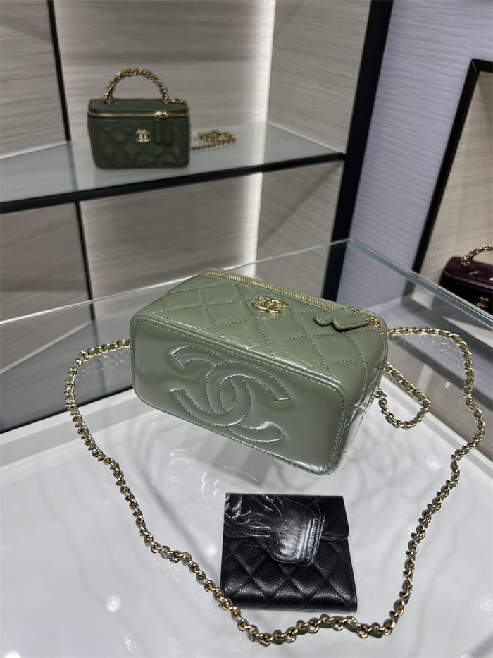 Chanel CLUTCH WITH CHAIN AP4168 Shiny Lambskin & Gold-Tone Metal Green High