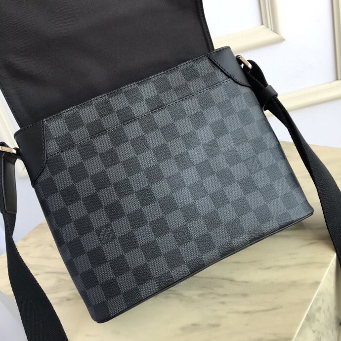 Louis Vuitton DISTRICT PM Damier Graphite High